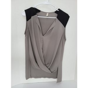 V-neck scoop sleeveless blouse